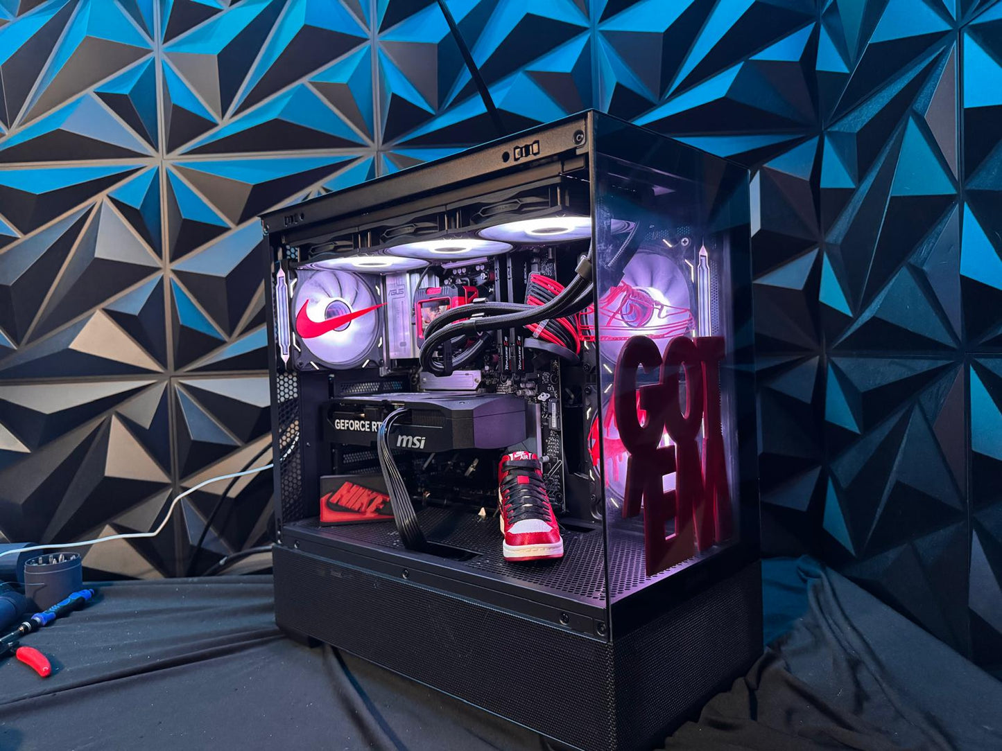 ๐The Sneaker Head ๐| Ryzen 7700X | RTX 5070| 64 GB DDR5| 2 TB NVMe SSD| 850W PSU