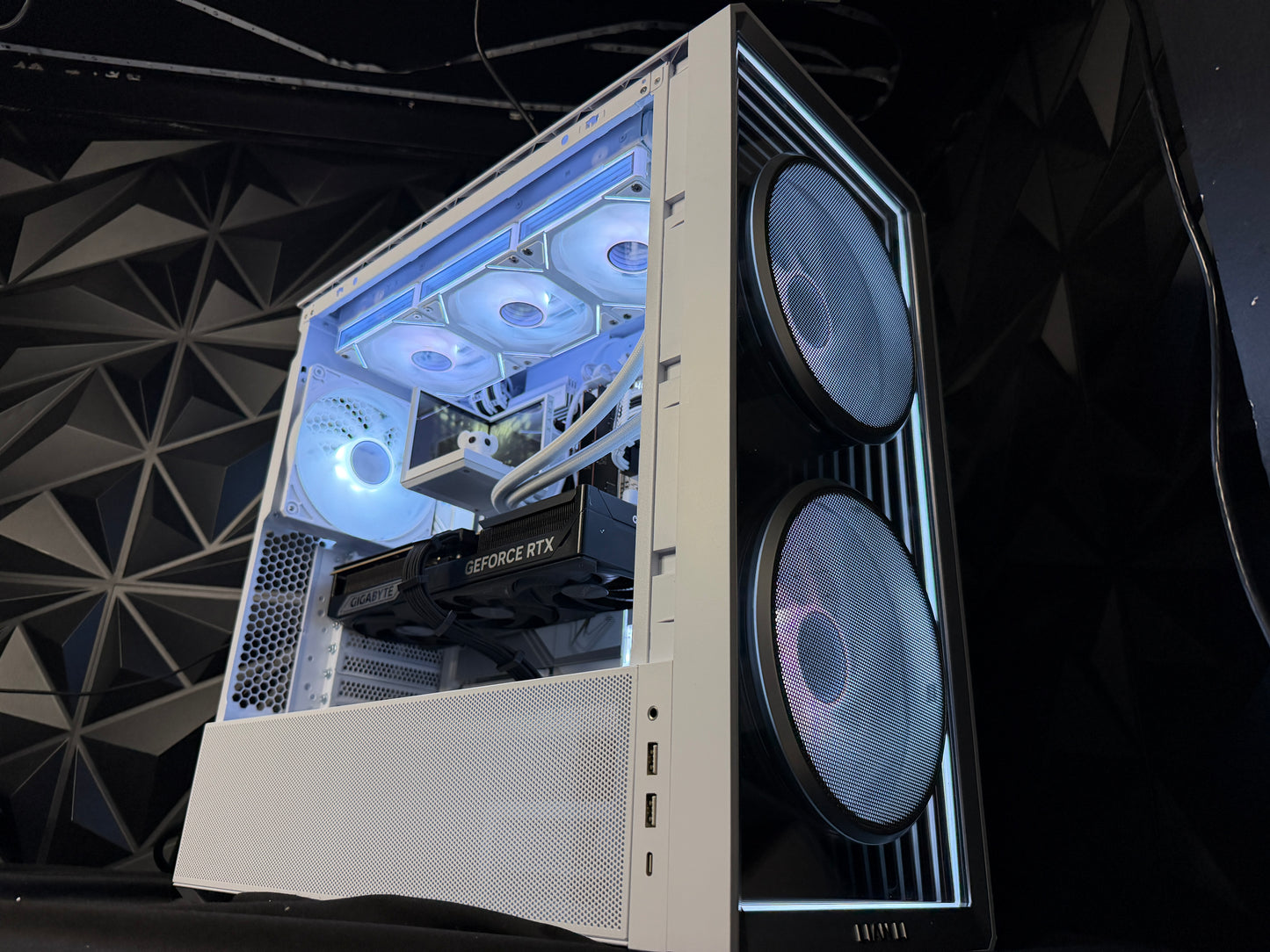 Ivory Tusk – Ryzen 7 9850X3D / RTX 5080 4K Gaming PC