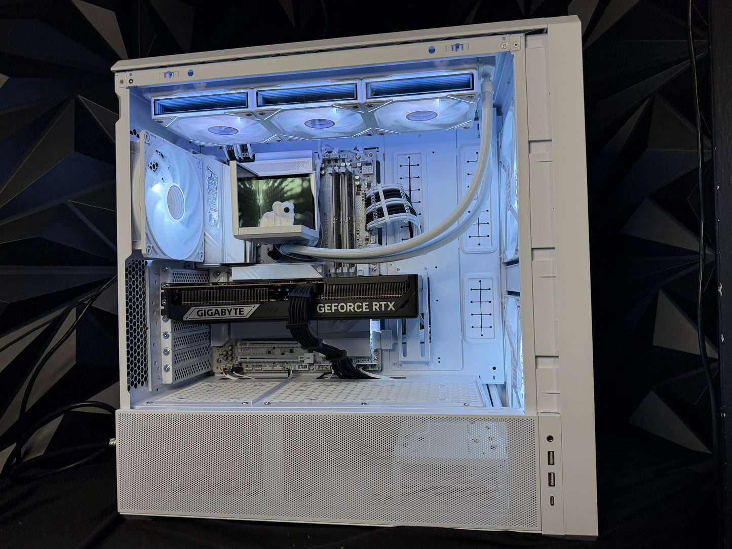 Ivory Tusk – Ryzen 7 9850X3D / RTX 5080 4K Gaming PC