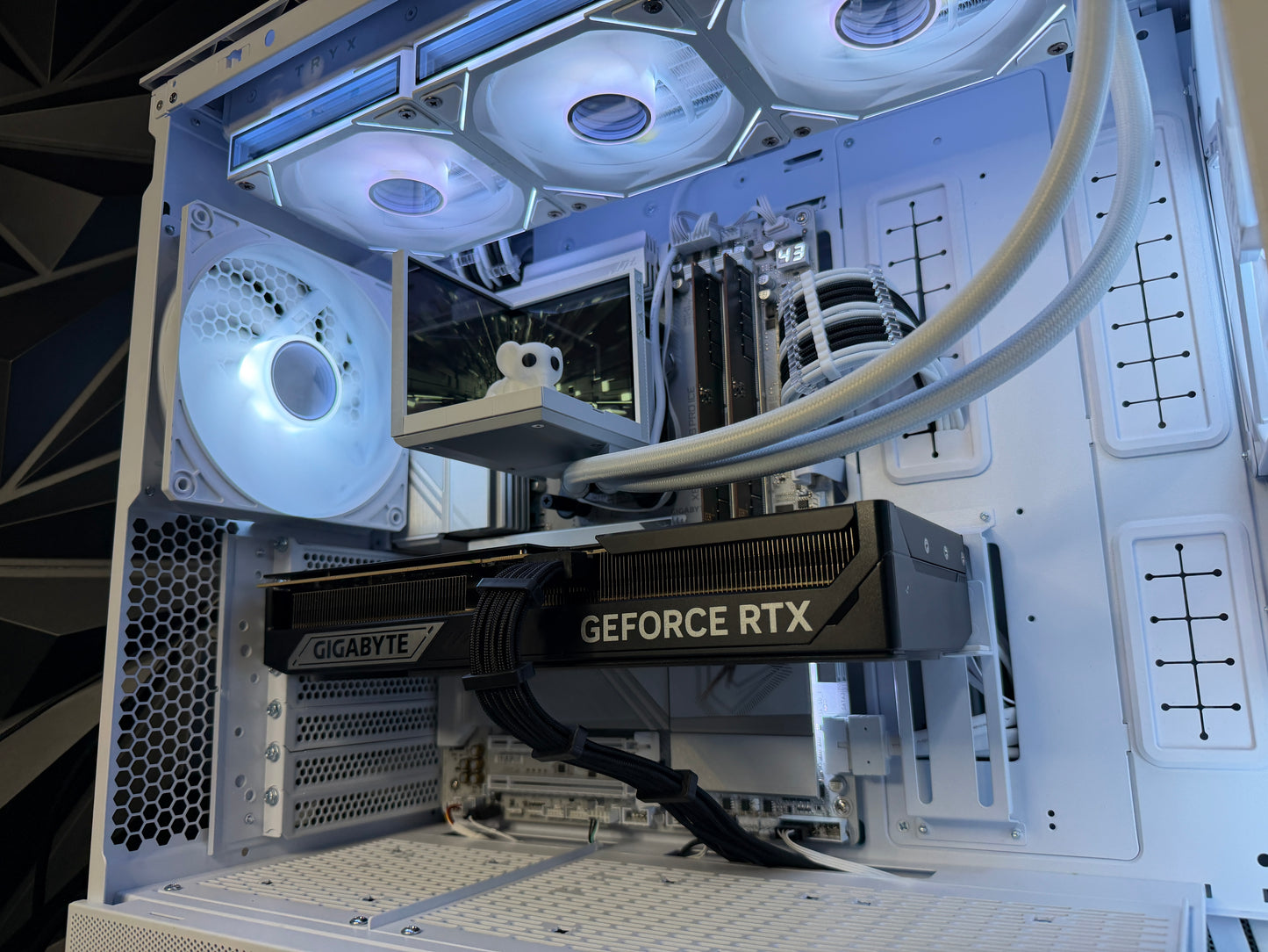 Ivory Tusk – Ryzen 7 9850X3D / RTX 5080 4K Gaming PC