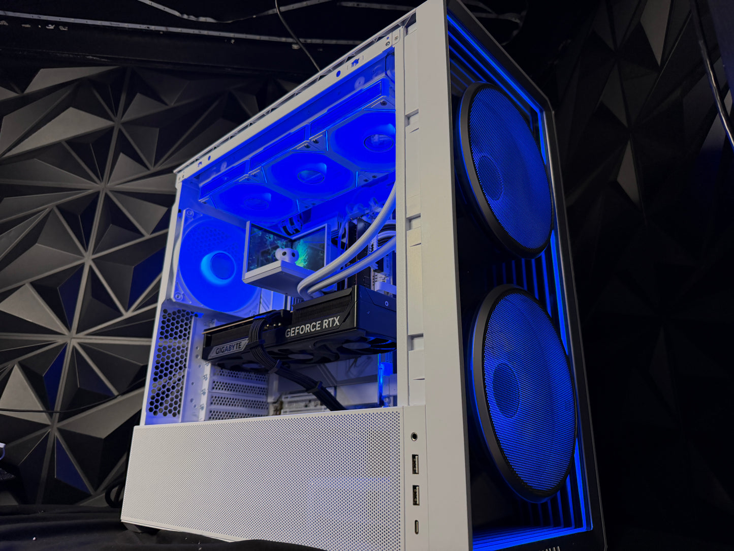 Ivory Tusk – Ryzen 7 9850X3D / RTX 5080 4K Gaming PC