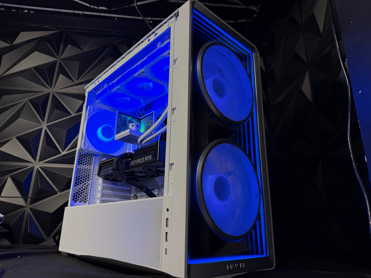 Ivory Tusk – Ryzen 7 9850X3D / RTX 5080 4K Gaming PC