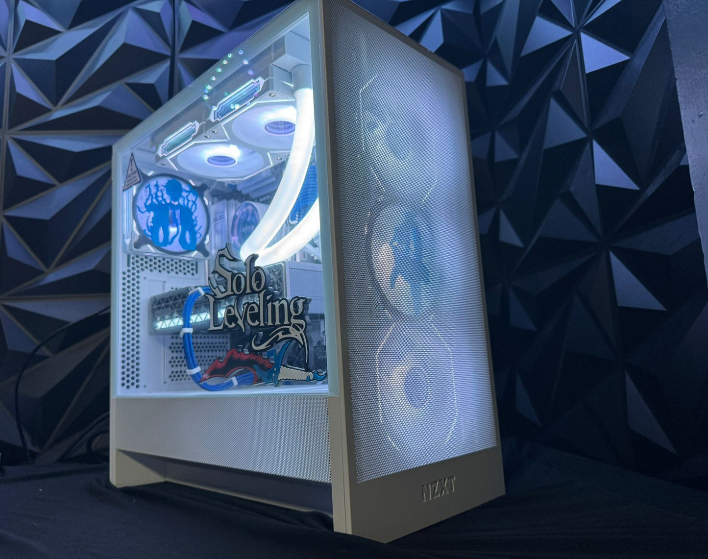 Computer case with blue lighting and 'Solo Leveling' branding against a geometric blue background