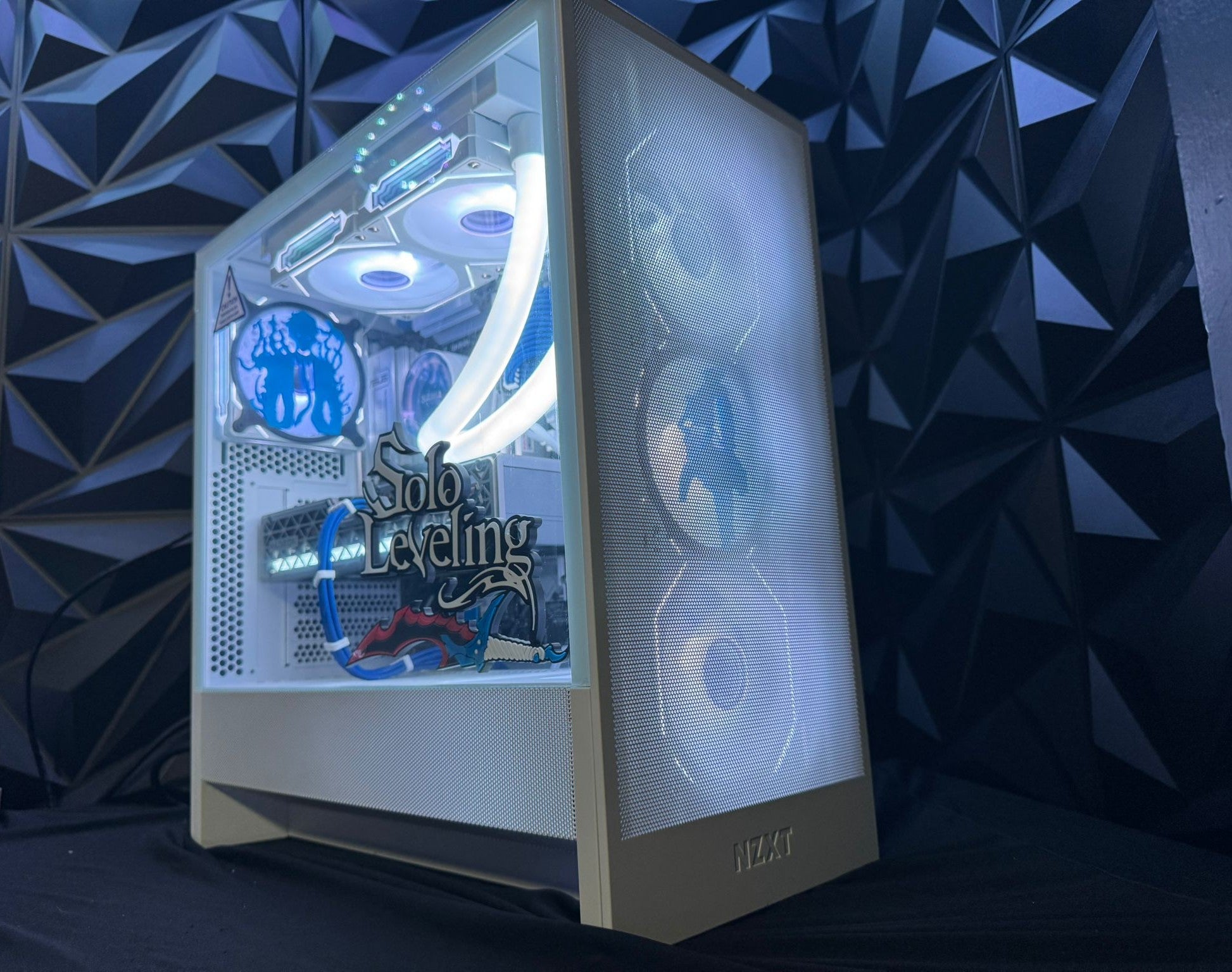 Computer case with blue lighting and 'Solo Leveling' branding against a geometric blue background