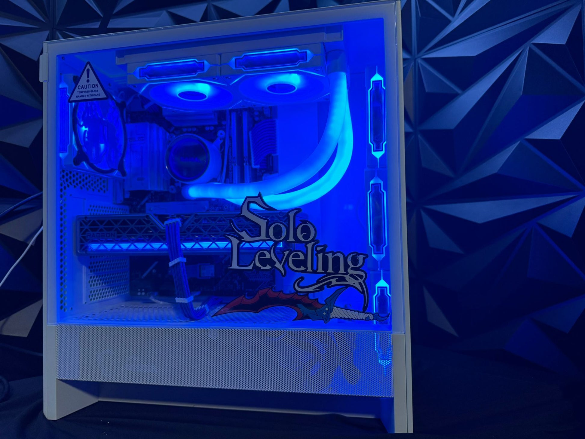 Computer case with blue LED lighting and 'Solo Leveling' branding on a blue geometric background