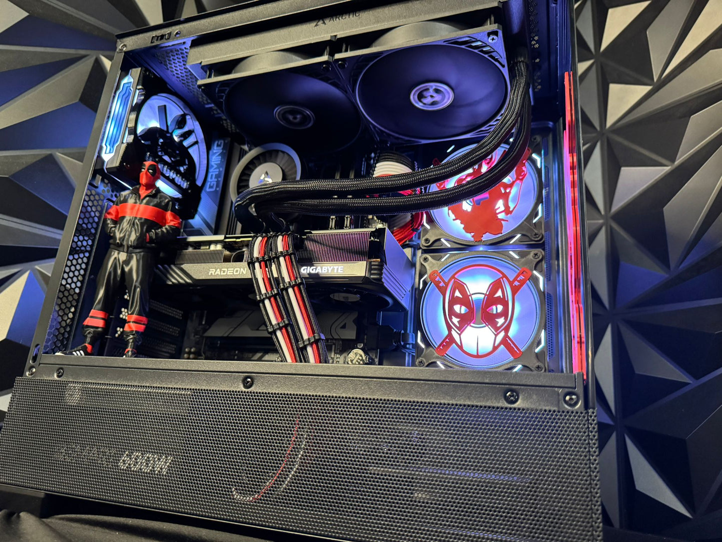 🟥⚫⚪ Merc 76 – Deadpool Edition 💀🎮 Ryzen 7600X| RX 7600XT 16 GB | 32 GB DDR5| 2 TB NVMe