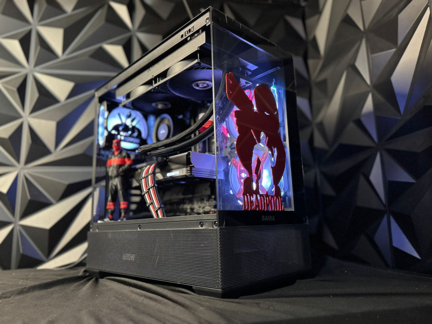 🟥⚫⚪ Merc 76 – Deadpool Edition 💀🎮 Ryzen 7600X| RX 7600XT 16 GB | 32 GB DDR5| 2 TB NVMe
