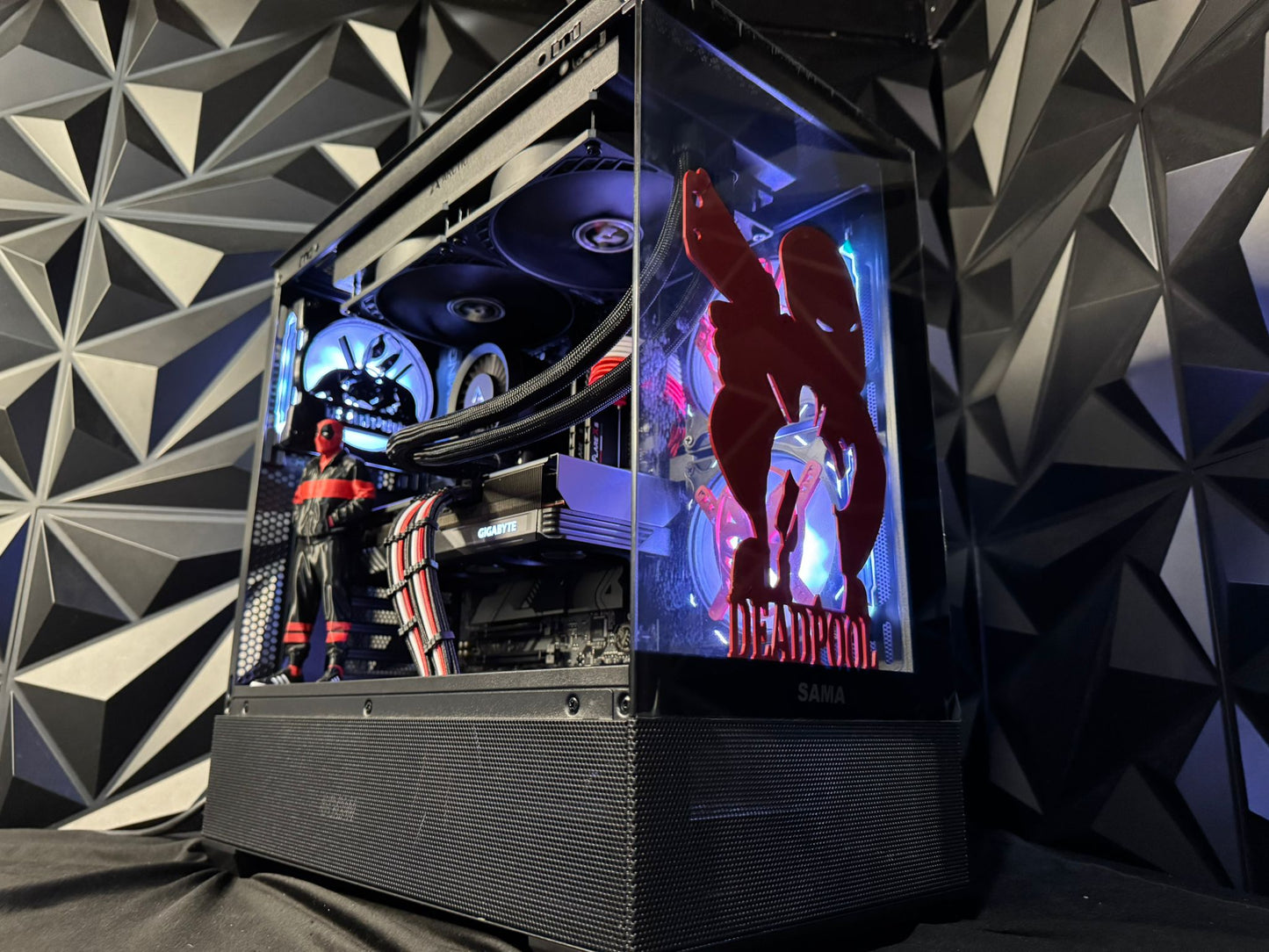 🟥⚫⚪ Merc 76 – Deadpool Edition 💀🎮 Ryzen 7600X| RX 7600XT 16 GB | 32 GB DDR5| 2 TB NVMe