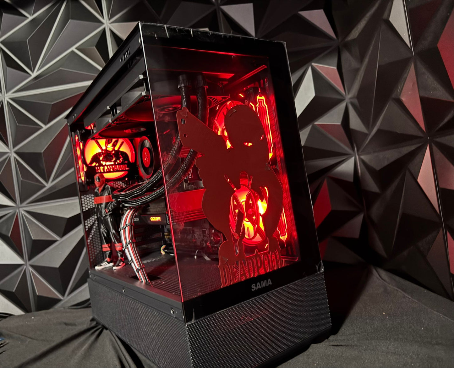 🟥⚫⚪ Merc 76 – Deadpool Edition 💀🎮 Ryzen 7600X| RX 7600XT 16 GB | 32 GB DDR5| 2 TB NVMe