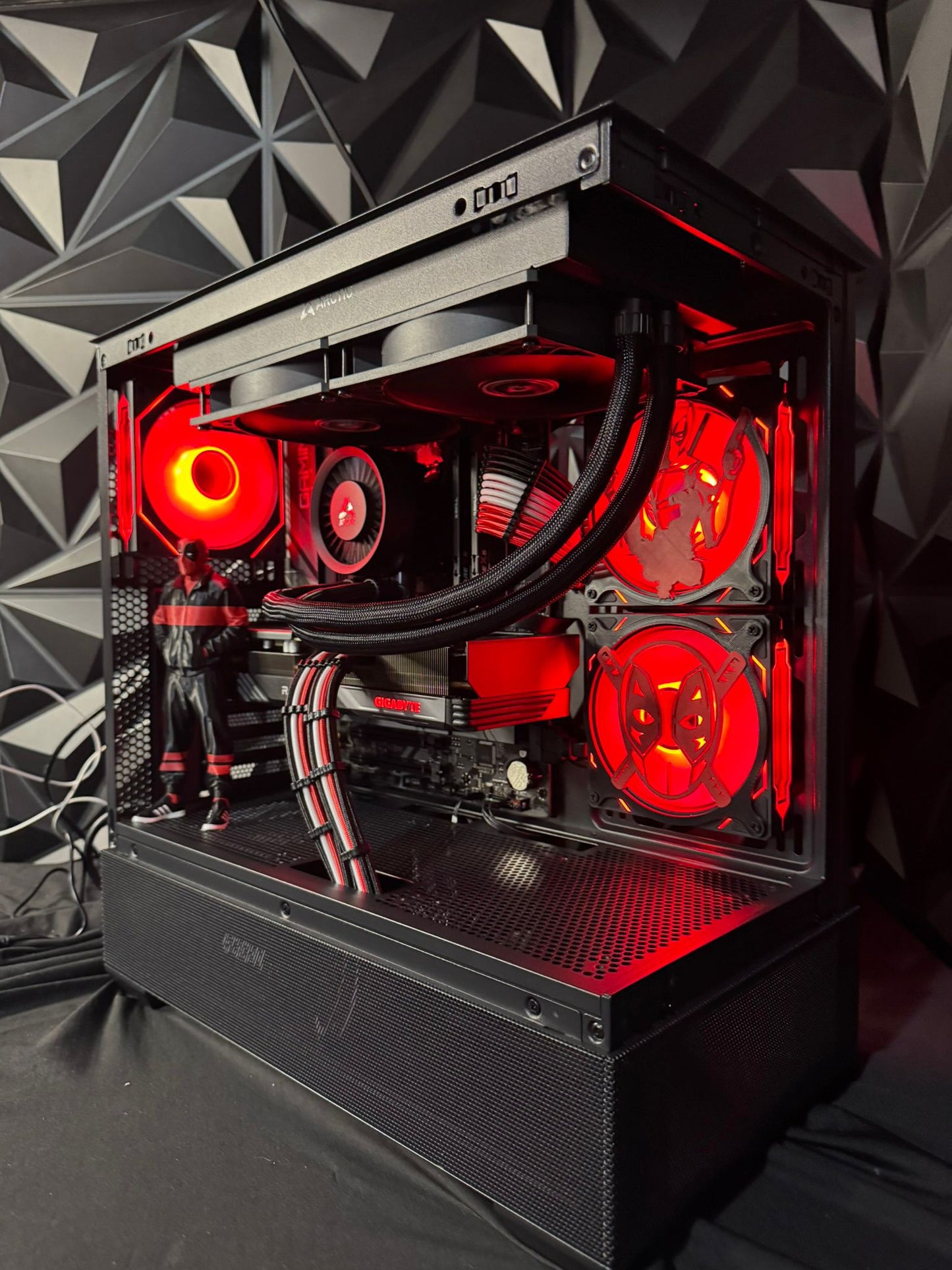 🟥⚫⚪ Merc 76 – Deadpool Edition 💀🎮 Ryzen 7600X| RX 7600XT 16 GB | 32 GB DDR5| 2 TB NVMe