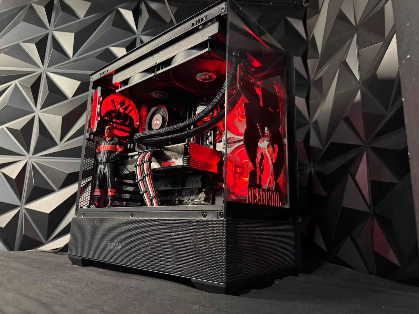 🟥⚫⚪ Merc 76 – Deadpool Edition 💀🎮 Ryzen 7600X| RX 7600XT 16 GB | 32 GB DDR5| 2 TB NVMe